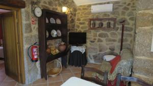 Uma TV ou centro de entretenimento em Quinta da Ribeira