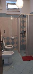 een badkamer met een toilet en een douchecabine bij Casa vacanza Marina di Andrano zona Grotta Verde in Andrano