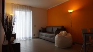 A seating area at Residence Rivachiara (check-in at Hotel Riviera in Viale Rovereto, 95)