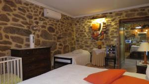 Cama ou camas em um quarto em Quinta da Ribeira mais 37 fotos