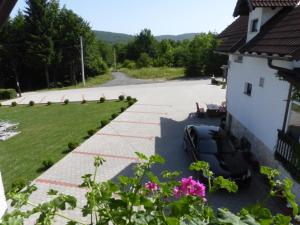 uma vista para uma entrada de uma casa em House Pox 2 em Plitvicka Jezera