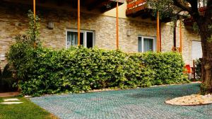 A garden outside Residence Rivachiara (check-in at Hotel Riviera in Viale Rovereto, 95)