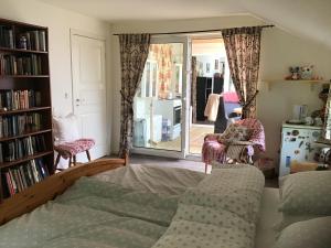 1 dormitorio con 1 cama y sala de estar en Iris Vedal, en Nauste