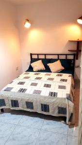 1 dormitorio con 1 cama grande y 2 almohadas en Valletta Door en Floriana