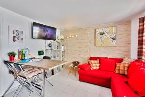 A television and/or entertainment centre at Gin Gin Vivienda Vacacional