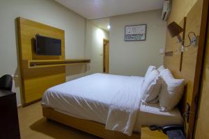 Hotel vallee ziz客房内的一张或多张床位