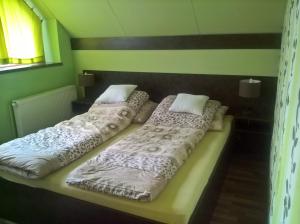 Un pat sau paturi într-o cameră la Mecsek apartman