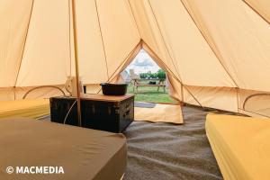 Bell tent glamping at Marwell Resort في وِنشستير: خيمة كبيرة بداخلها طاولة