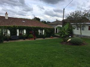 a house with a yard with green grass at Ouche de Gravoire Gîte in Vallet