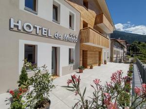 un hôtel do nicolis avec des fleurs devant un bâtiment dans l'établissement Hotel Da Marco, à Vigo di Cadore