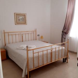A bed or beds in a room at Appartamenti Cavataio 1