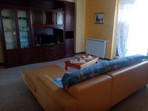 uma sala de estar com um sofá e uma mesa em Appartamento Mariella em Pachino