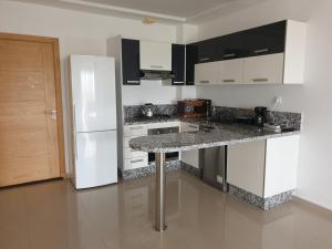 席迪拉罕的住宿－Appartement Ola Blanca 2，厨房配有白色冰箱和台面