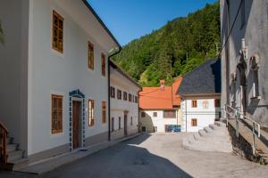 an alley in a town with buildings and mountains at Apartmaji Utrinek, apartma Salon in Podbrdo