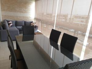 席迪拉罕的住宿－Appartement Ola Blanca 2，客厅配有沙发和桌椅
