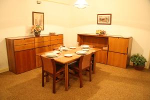 een eetkamer met een houten tafel en kasten bij Royal Maadi Hotel in Caïro