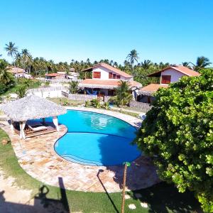 an overhead view of a swimming pool with an umbrella at Casas Capulana in Icaraí