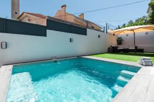 una piscina en el patio trasero de una casa en Luxury Villa with a pool in the city - No Parties Allowed, en Lisboa