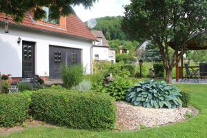 a garden in front of a house at Im Herzen Deutschlands entspannen in Heilbad Heiligenstadt