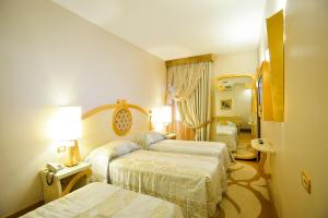 A bed or beds in a room at Zanhotel Tre Vecchi