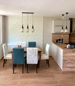 cocina y comedor con mesa y sillas en Magnolia apartment en Varna