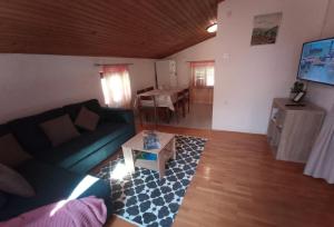 Televízia a/alebo spoločenská miestnosť v ubytovaní Apartments Katarina