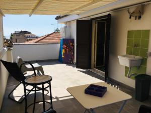 balcone con lavandino, tavolo e sedie di Accomodation Libertino a Tropea Altre 37 foto