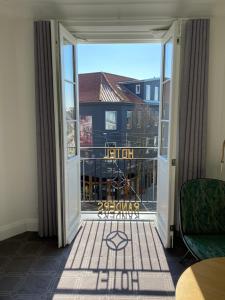 een open deur naar een balkon met uitzicht bij Hotel Randers in Randers