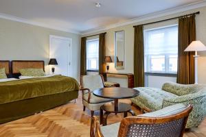 una camera d'albergo con un letto, un tavolo e delle sedie di Hotel Randers a Randers