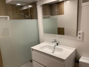 Koupelna v ubytování Apartamento en Torre Valentina, la mejor playa a dos minutos en San Antonio de Calonge