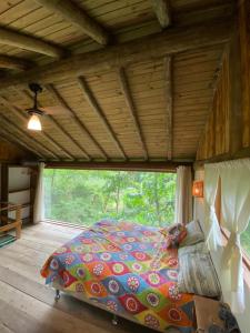 Postel nebo postele na pokoji v ubytování Chalé Bonito Pousada em Paraty - Acomodações Privativas e Completas - Natureza - Wi-fi - TV - Garagem