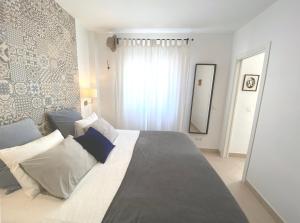 La Tierra Sur apartment Malaga Center tesisinde bir odada yatak veya yataklar