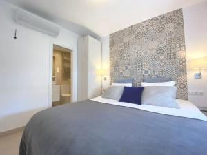 La Tierra Sur apartment Malaga Center tesisinde bir odada yatak veya yataklar