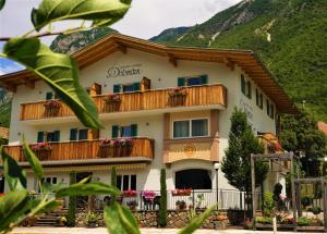 Gallery image of Guesthouse Dolomiten in Egna