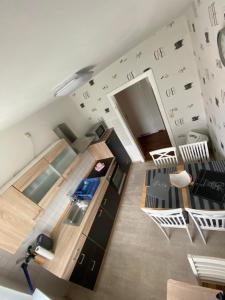 mit Blick auf die Küche und das Wohnzimmer in der Unterkunft Ferienwohnung Schmidt in Braunlage