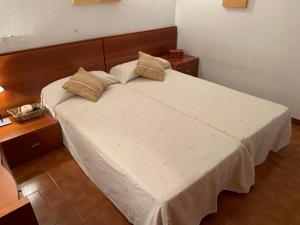 Postel nebo postele na pokoji v ubytování Apartamento en Torre Valentina, la mejor playa a dos minutos en San Antonio de Calonge