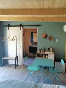 Moulin Room في Naours: غرفة مع طاولة وكراسي ومطبخ