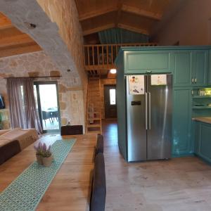 uma cozinha com um frigorífico de aço inoxidável num quarto em Villa Liberta em Kerion