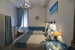 Tempat tidur dalam kamar di Hotel Toppin