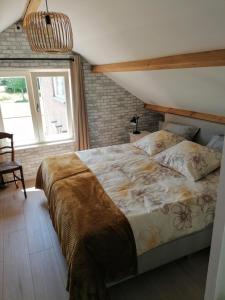 1 dormitorio con cama y ventana grande en Park aan Zee, en Vlissingen