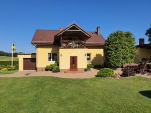 dom z balkonem na górze w obiekcie Apartament w lesie w mieście Lipnica
