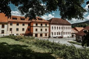 - une vue sur un bâtiment d'une ville dans l'établissement Na Knížecí Husinec, à Husinec