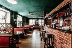 Lounge atau bar di Na Knížecí Husinec