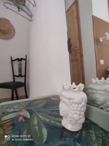 due vasi bianchi seduti sopra un tavolo di Green House ad Avola