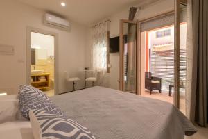 una camera da letto con un letto e una porta scorrevole in vetro di Atteros ad Alghero