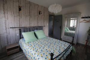 um quarto com uma cama e um espelho grande em Gîte Les Myrtilles Saint-Nabord, 5 personnes, 4 pièces avec garage em Saint-Nabord