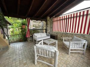 A balcony or terrace at Borgata Cantone Country House B&B