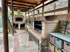 A television and/or entertainment centre at Borgata Cantone Country House B&B