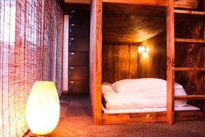una camera con letto a castello e lampada di 仔鹿 kojika a Nara