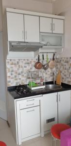 Η κουζίνα ή μικρή κουζίνα στο Properti9 at Apartemen Green Pramuka